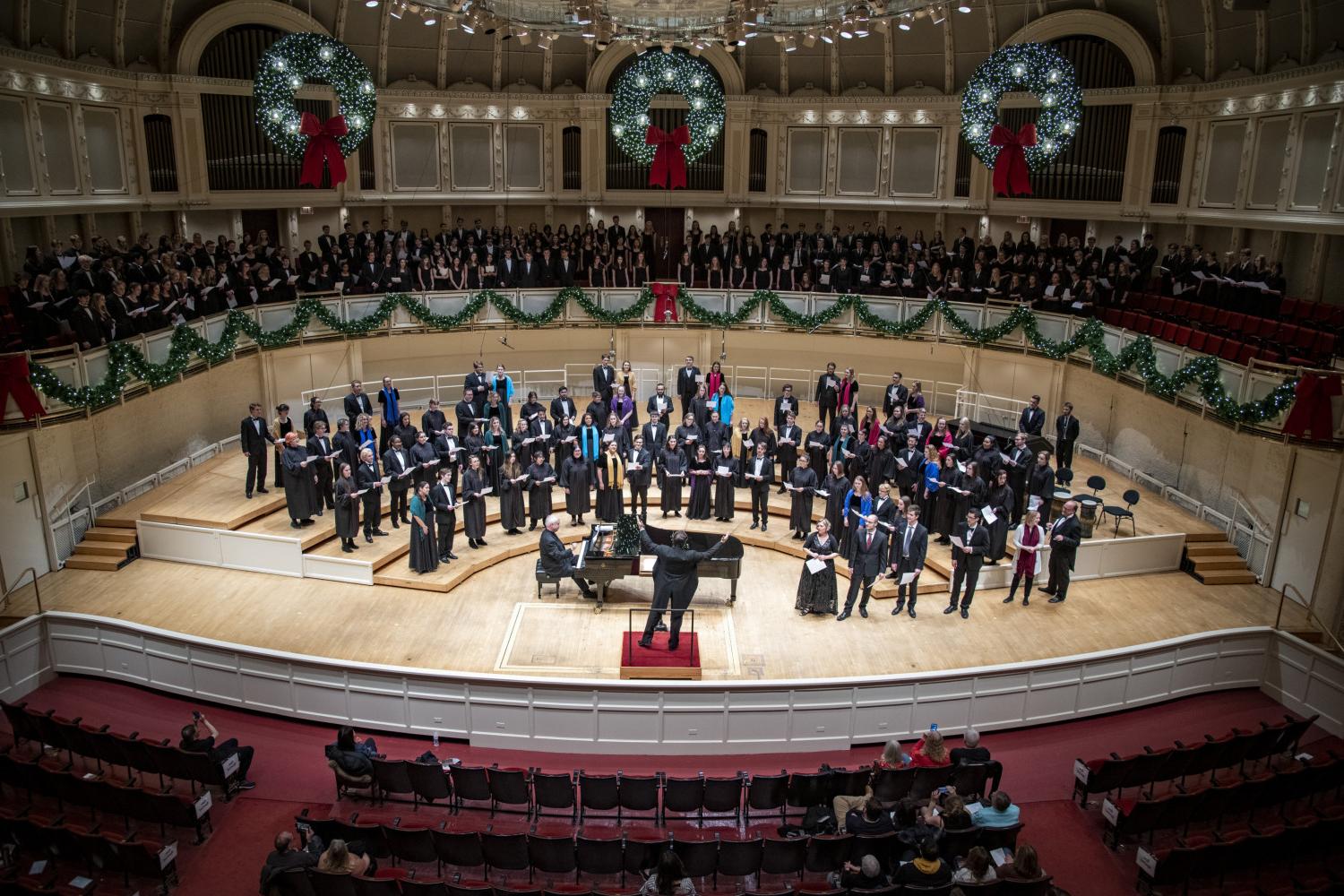The <a href='http://4n1.uncsj.com'>bv伟德ios下载</a> Choir performs in the Chicago Symphony Hall.